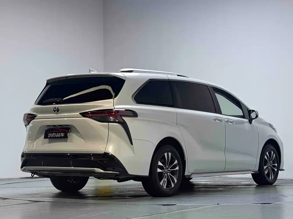 Toyota Granvia 2023 — фото 17