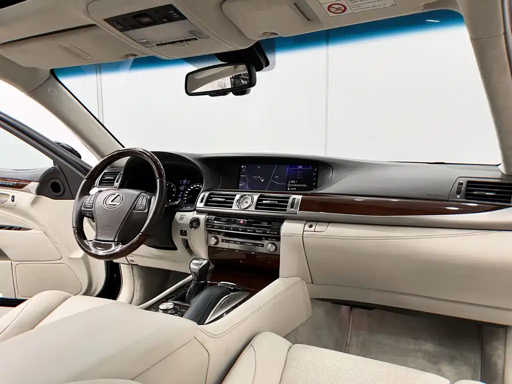 Lexus LS 2015 — фото 17