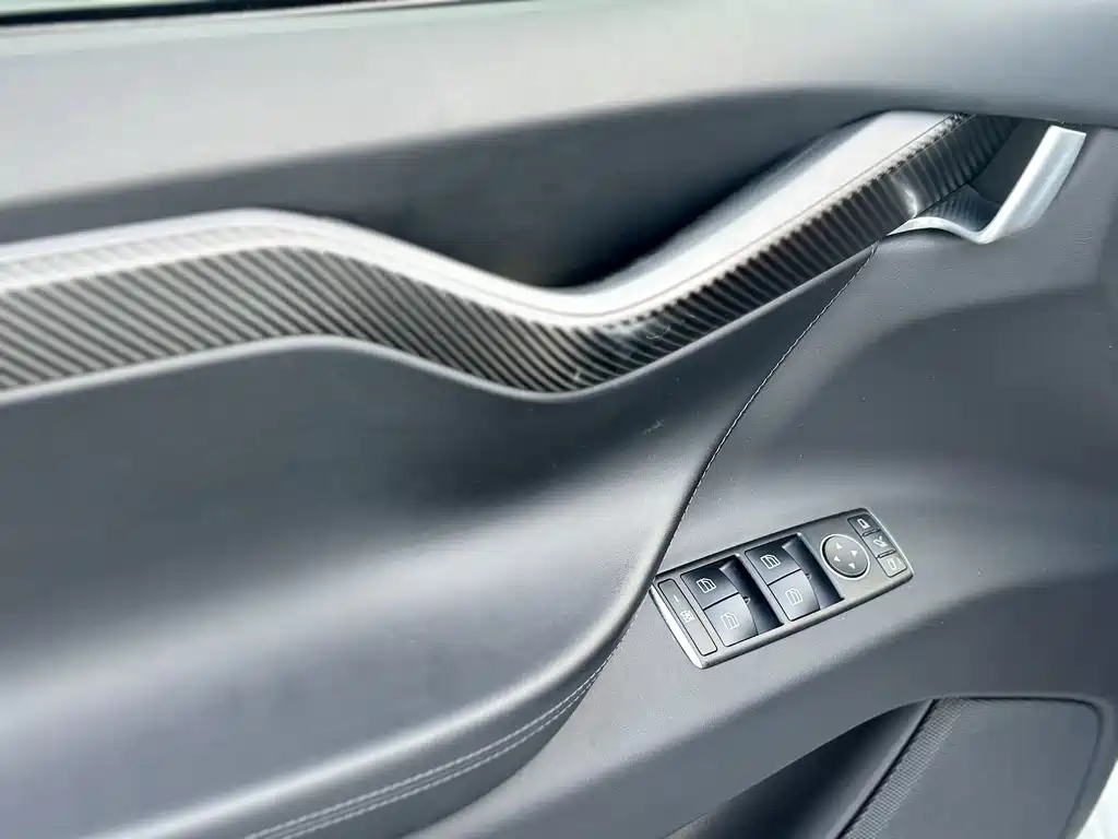 Tesla Model X 2019 — фото 12