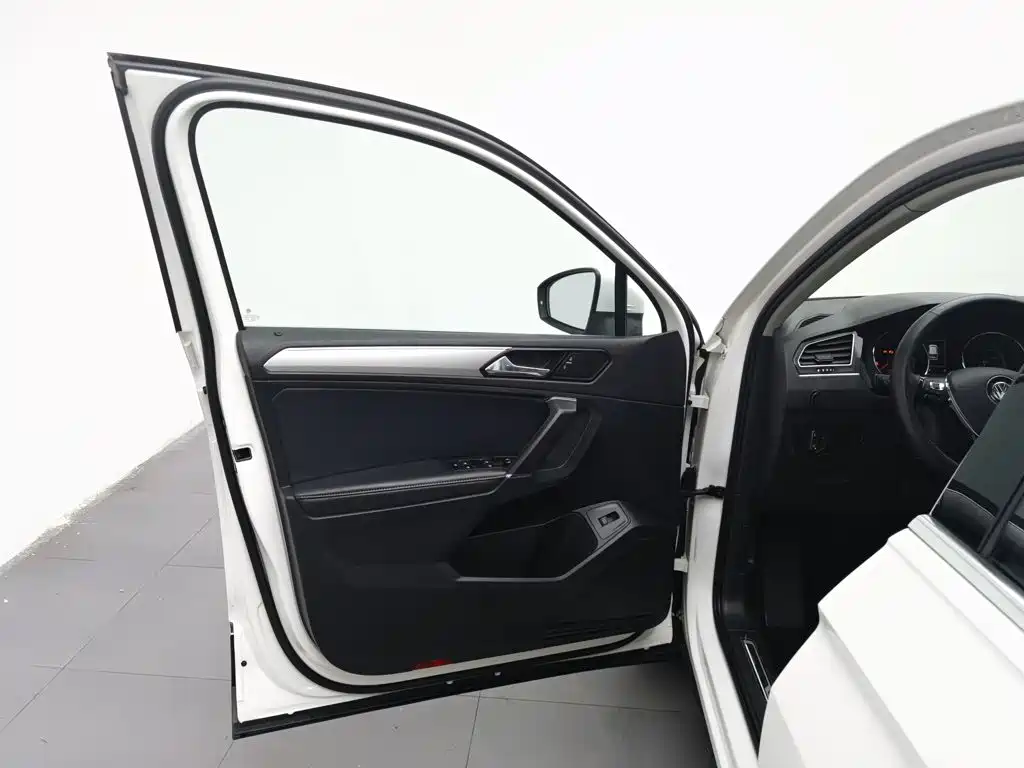 Volkswagen Tiguan L 2017 — фото 8