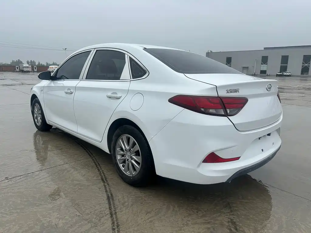 Hyundai Elantra 2017 — фото 12