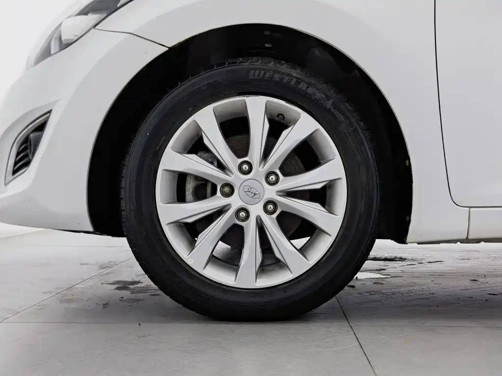 Hyundai Elantra 2017 — фото 17
