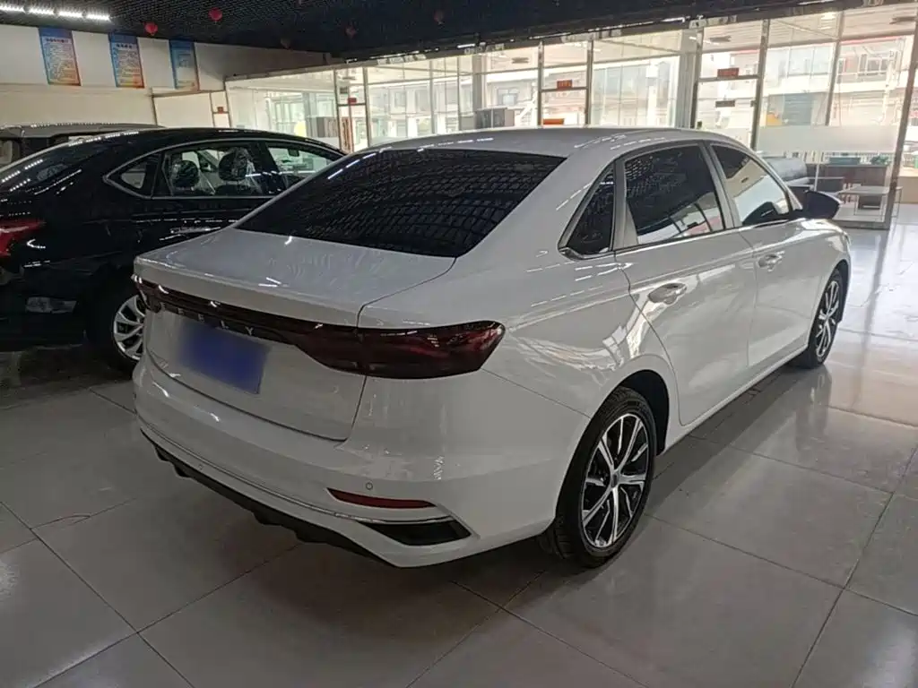 Geely Emgrand 2022