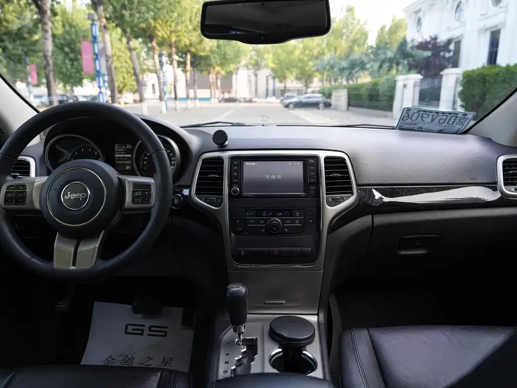 Jeep Grand Cherokee 2012 — фото 16
