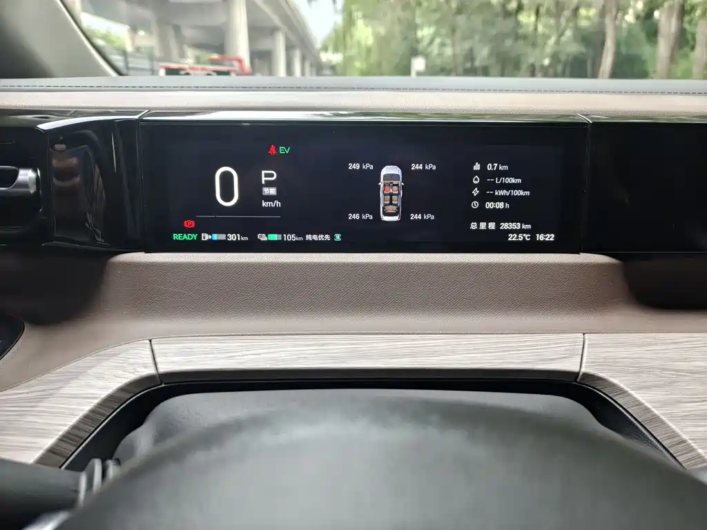 GAC Motor E8 PHEV 2024 — фото 18