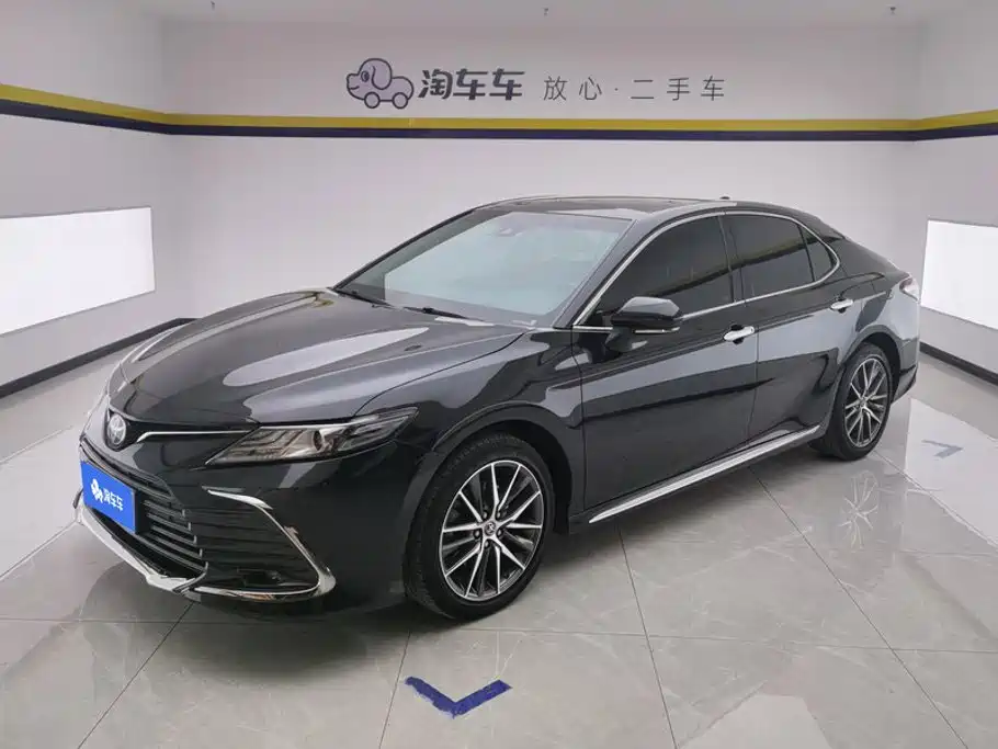 Toyota Camry 2023 — фото 1