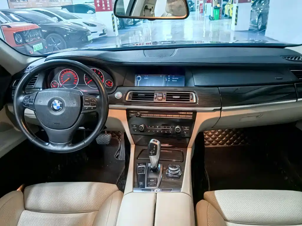 BMW 7 Series 2011 — фото 13