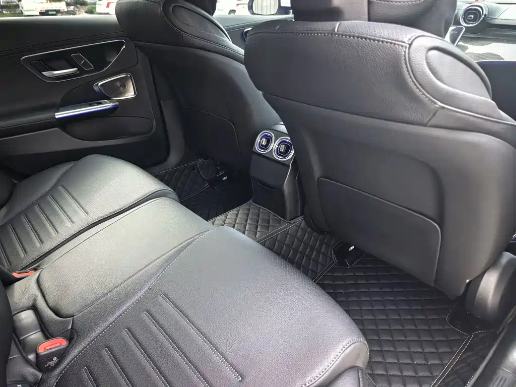 Mercedes-Benz C-Class 2025 — фото 12