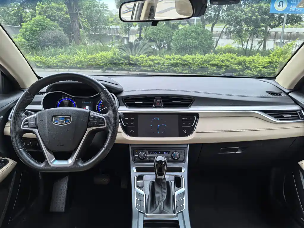 Geely Emgrand 2018 — фото 11