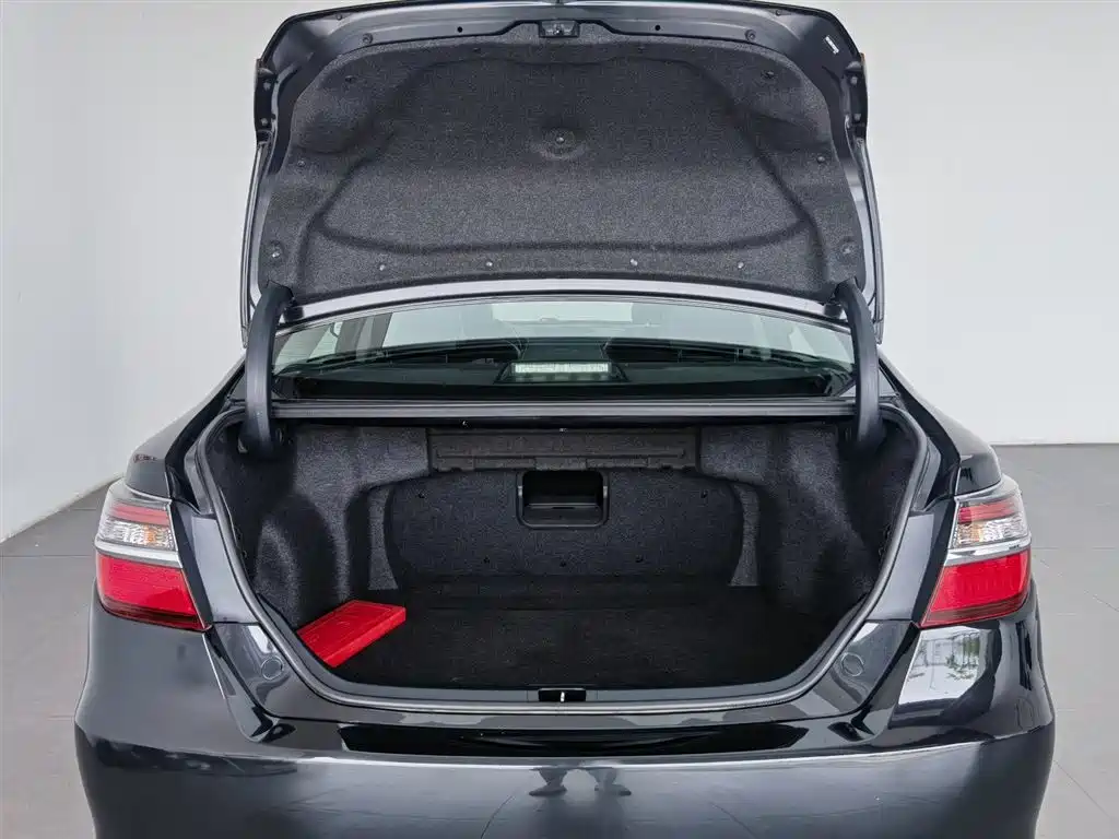 Toyota Camry 2017 — фото 16