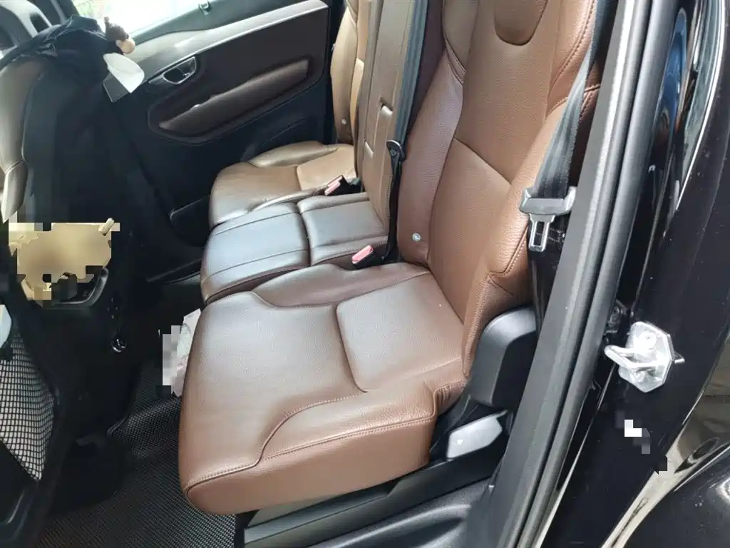 Volvo XC90 2018 — фото 18