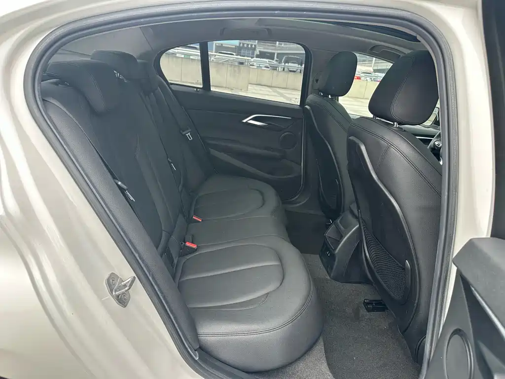 BMW 1 Series 2019 — фото 16