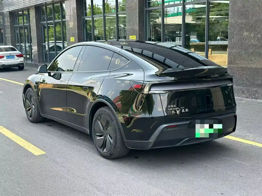 Tesla Model Y 2025