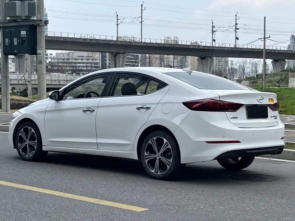 Hyundai Elantra 2019 — фото 4