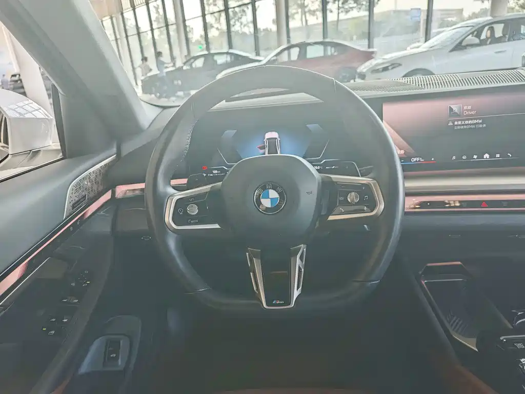 BMW 5 Series 2025 — фото 10