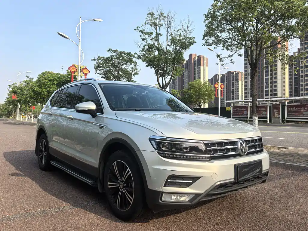 Volkswagen Tiguan L 2017 — фото 1