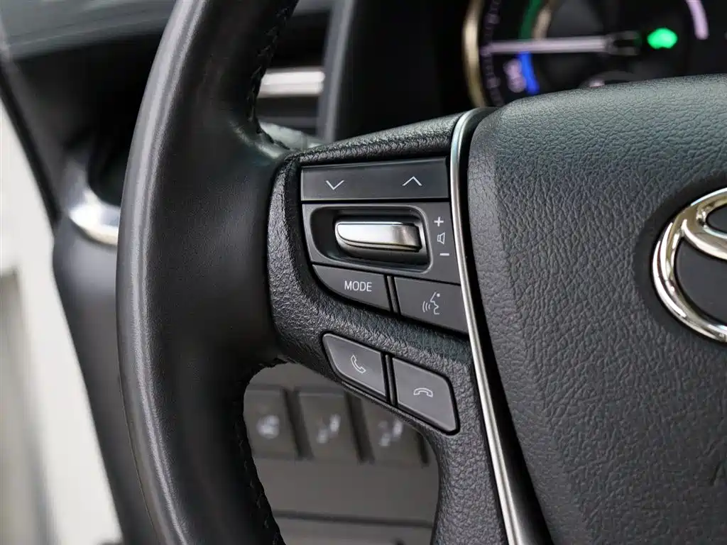 Toyota Alphard 2023 — фото 18