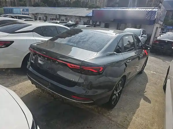 Geely Emgrand 2022