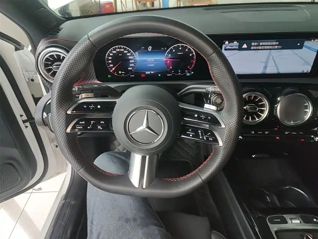 Mercedes-Benz A-Class 2024 — фото 11