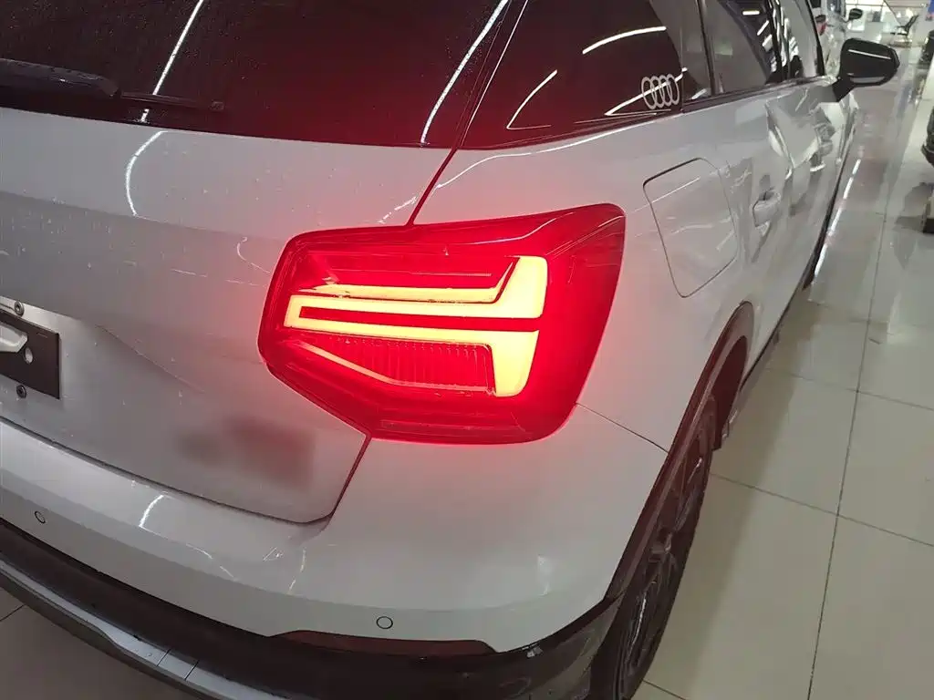 Audi Q2L 2019 — фото 8