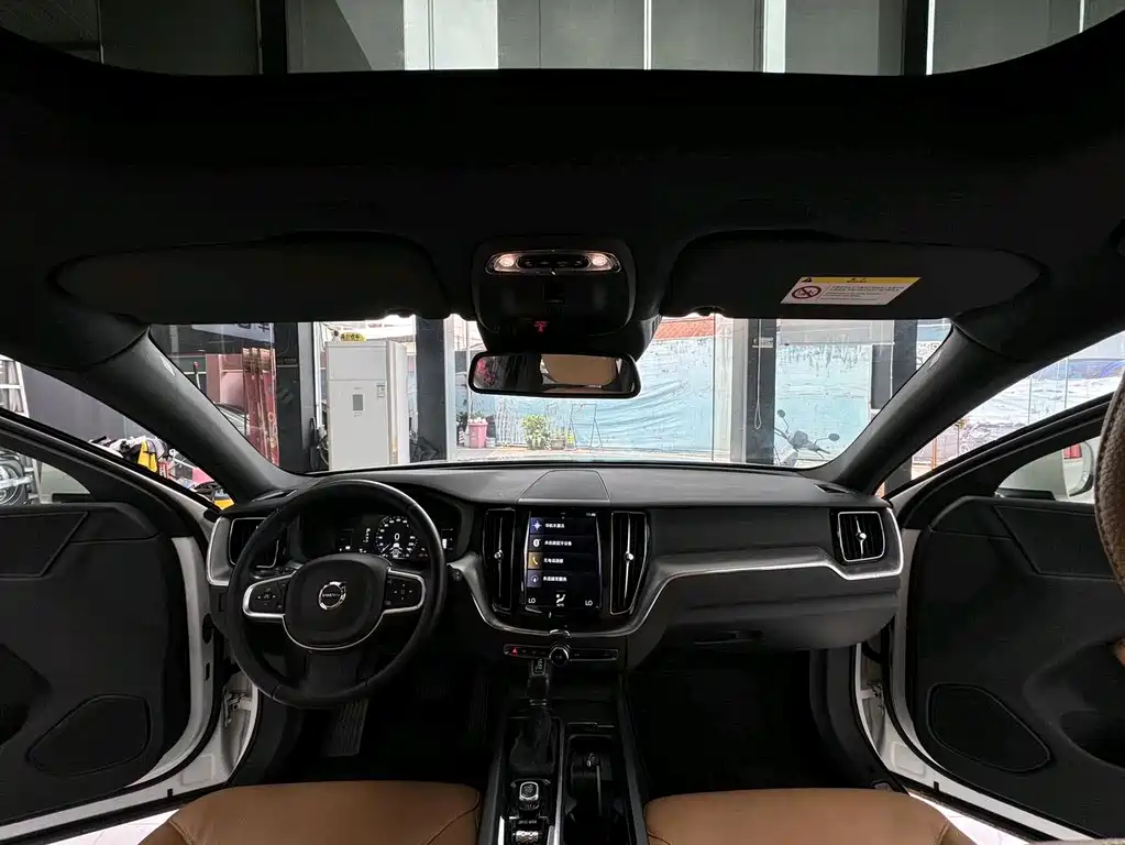 Volvo XC60 2018 — фото 10