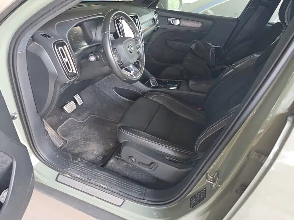 Volvo XC40 New Energy 2021 — фото 8