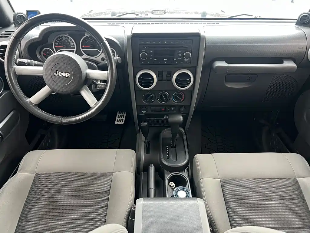 Jeep Wrangler 2011 — фото 9