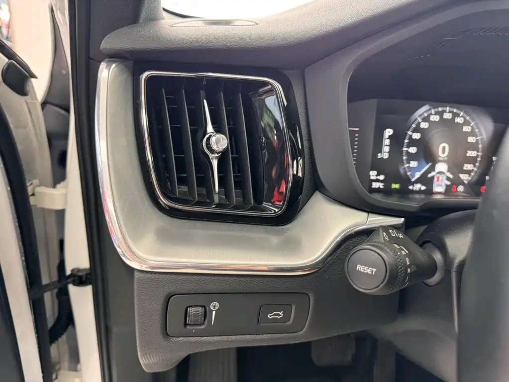 Volvo XC60 2018 — фото 16