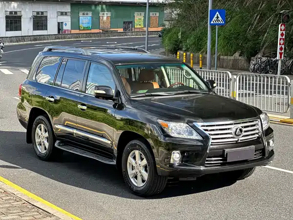 Lexus LX 2011