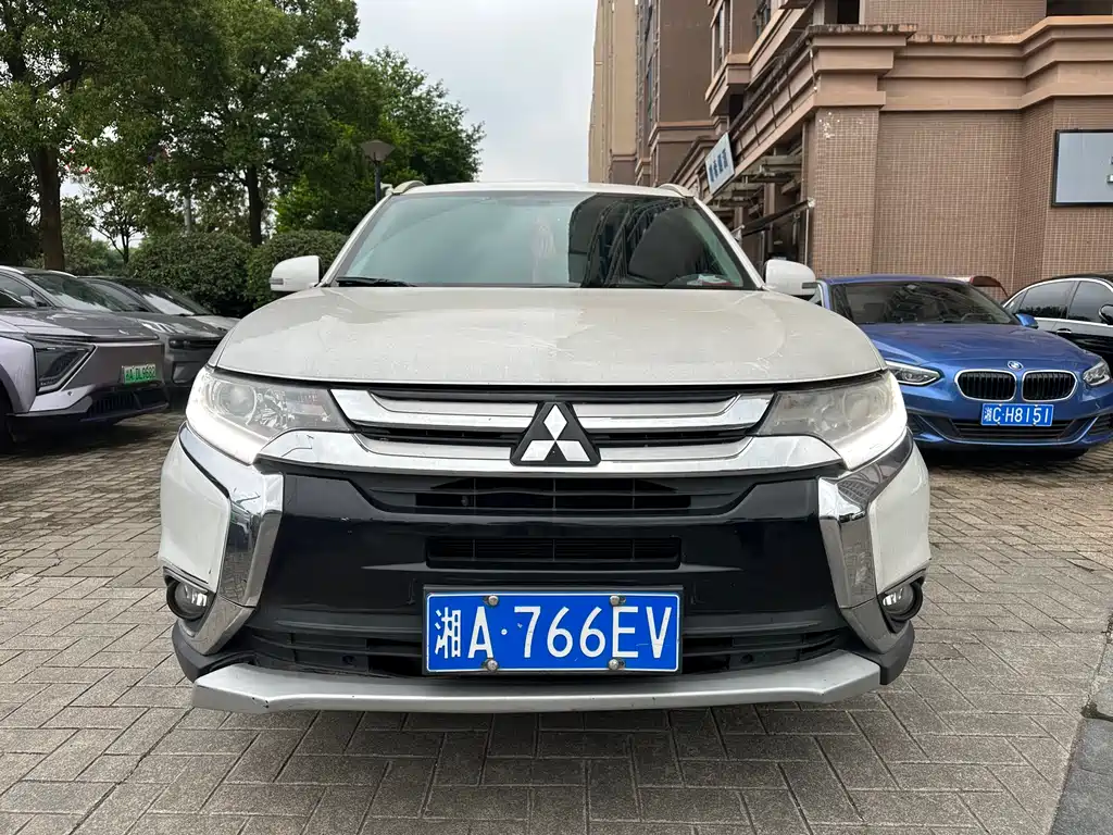 Mitsubishi Outlander 2018 — фото 2