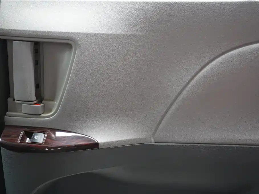 Toyota Sienna 2018 — фото 15