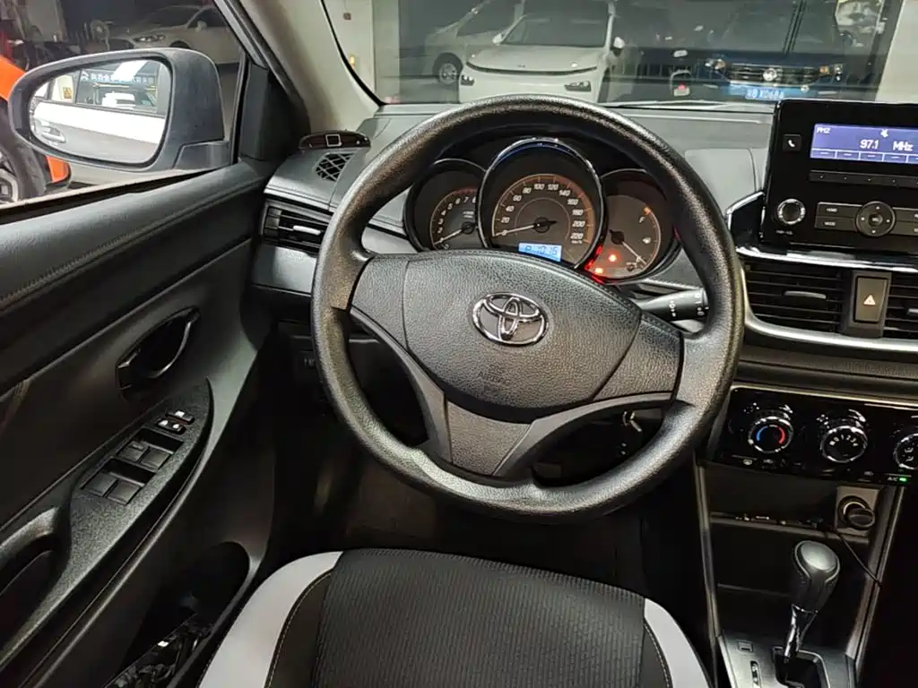 Toyota Yaris L 2020 — фото 11