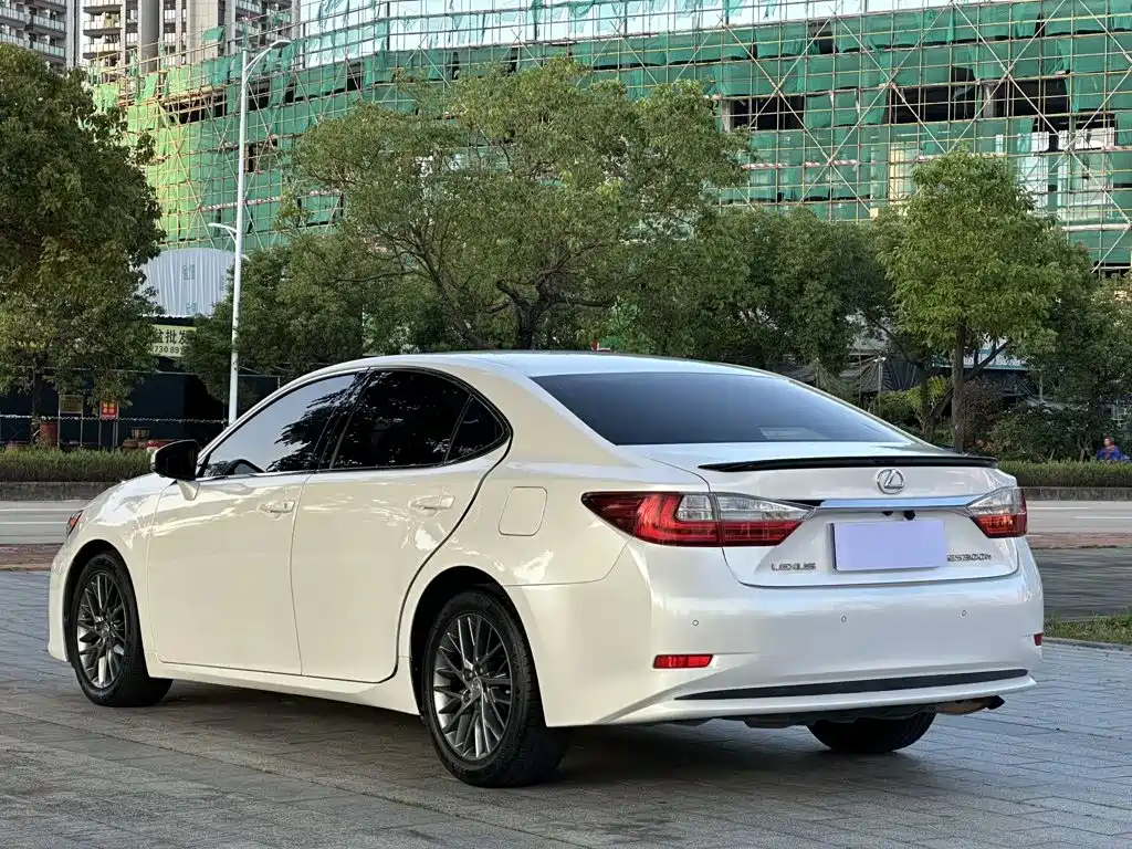 Lexus ES 2017 — фото 7