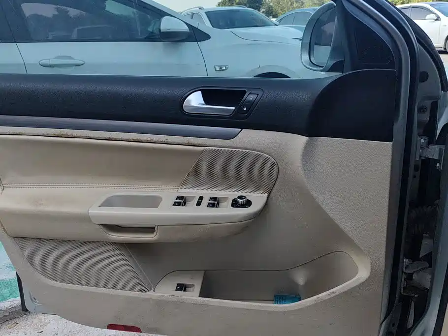 Volkswagen Sagitar 2011