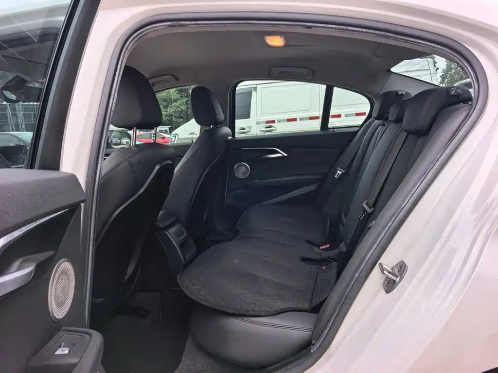 BMW 1 Series 2021 — фото 9