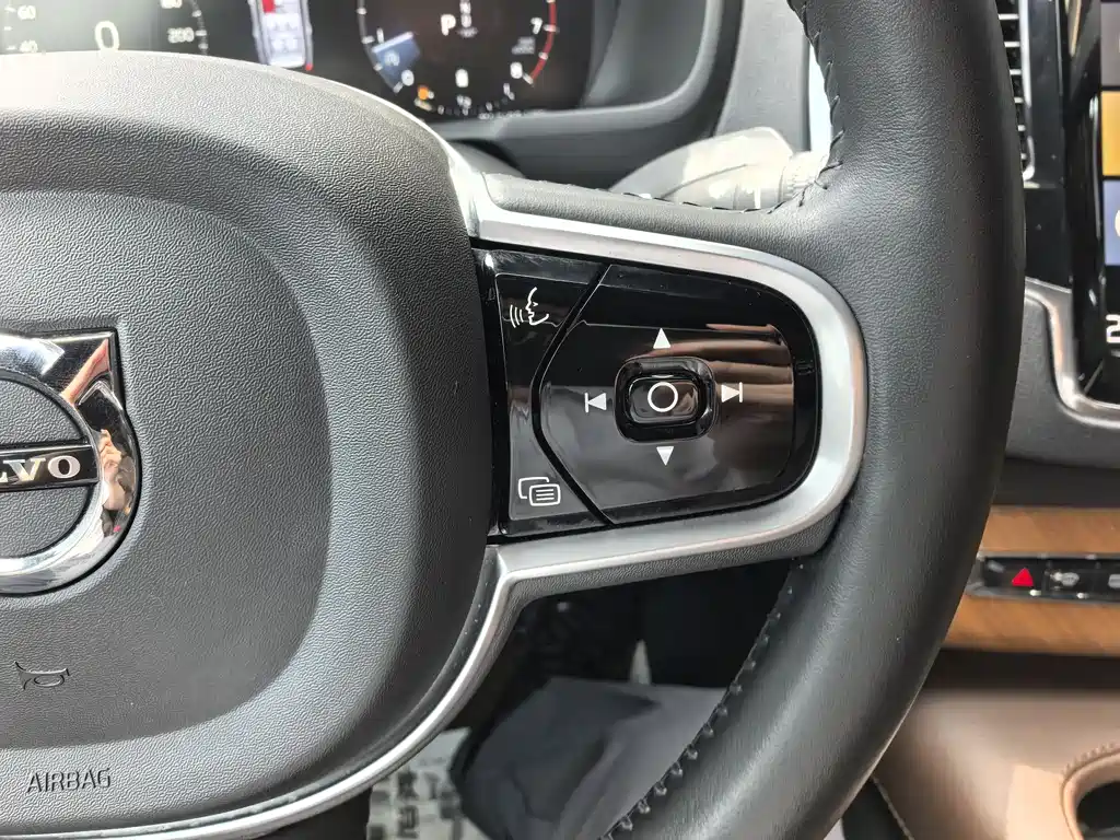 Volvo XC90 2021 — фото 20