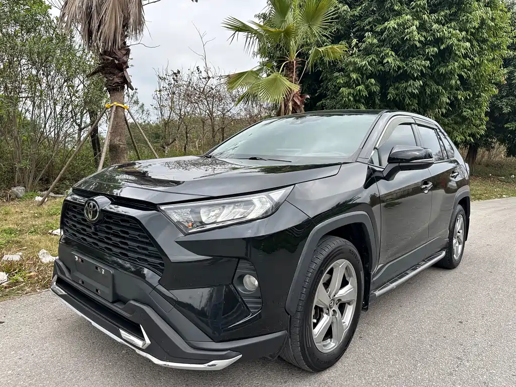 Toyota RAV4 2022 — фото 1