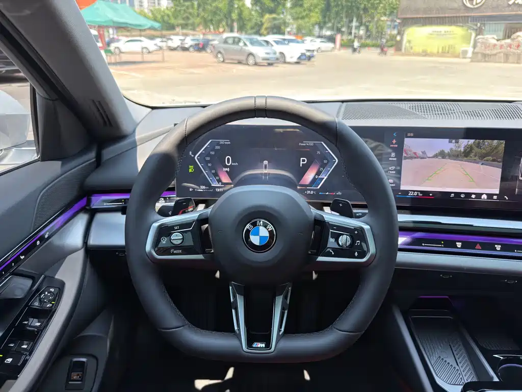 BMW 5 Series 2025 — фото 10