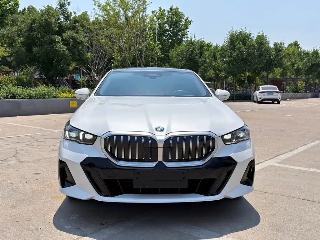 BMW 5 Series 2025 — фото 1