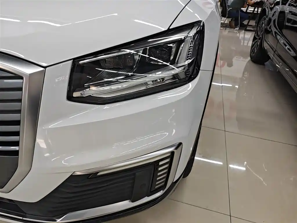 Audi Q2L e-tron 2020 — фото 24