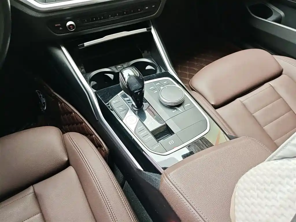 BMW 3 Series 2019 — фото 10