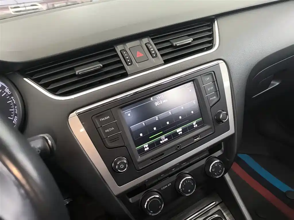 Skoda Octavia 2017 — фото 13