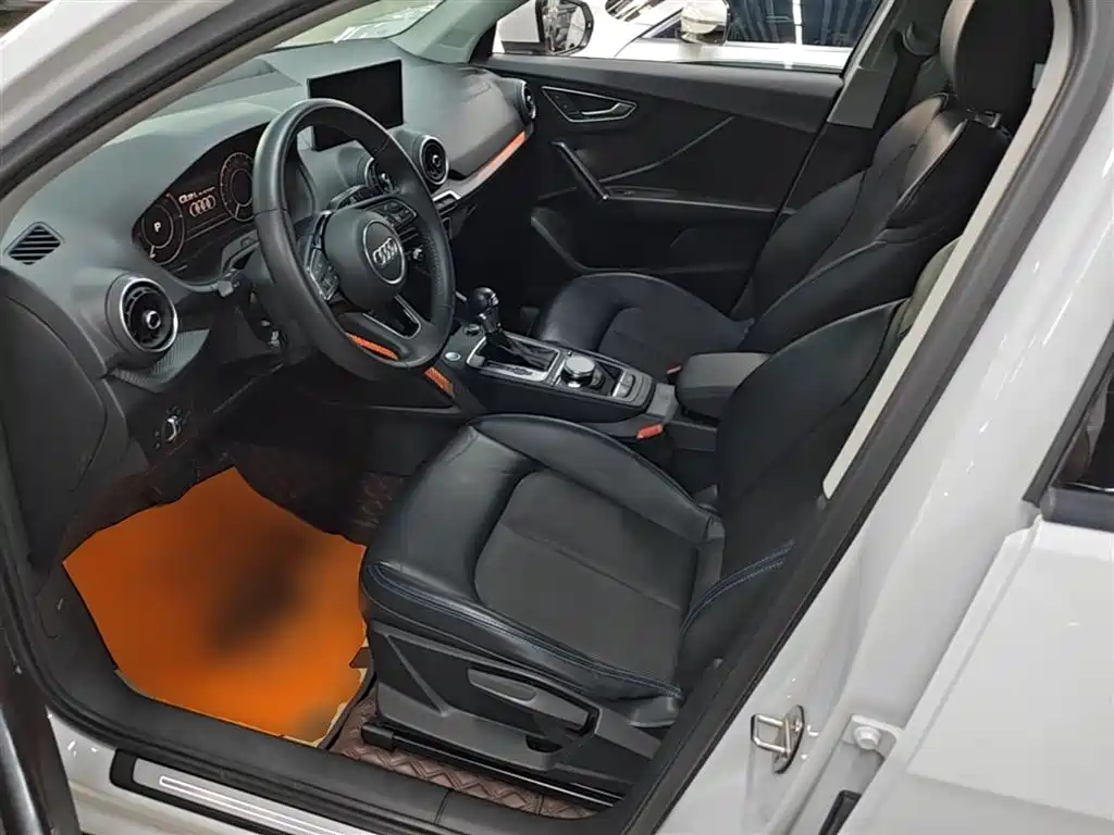 Audi Q2L e-tron 2020 — фото 15