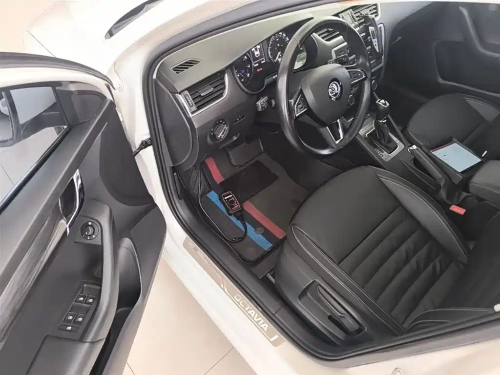 Skoda Octavia 2017 — фото 16