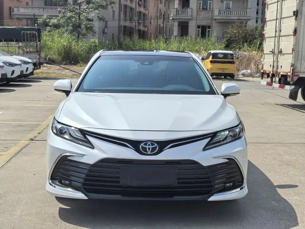 Toyota Camry 2022 — фото 2