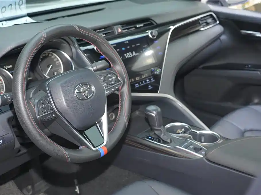 Toyota Camry 2019 — фото 10