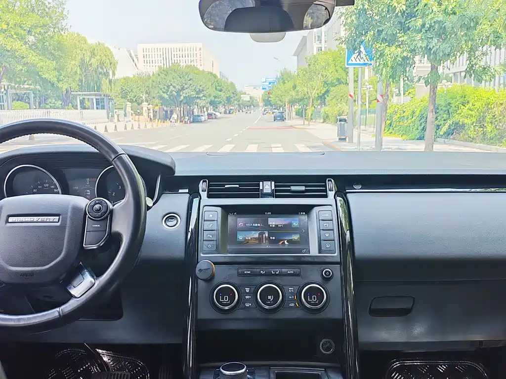 Land Rover Discovery 2017 — фото 13