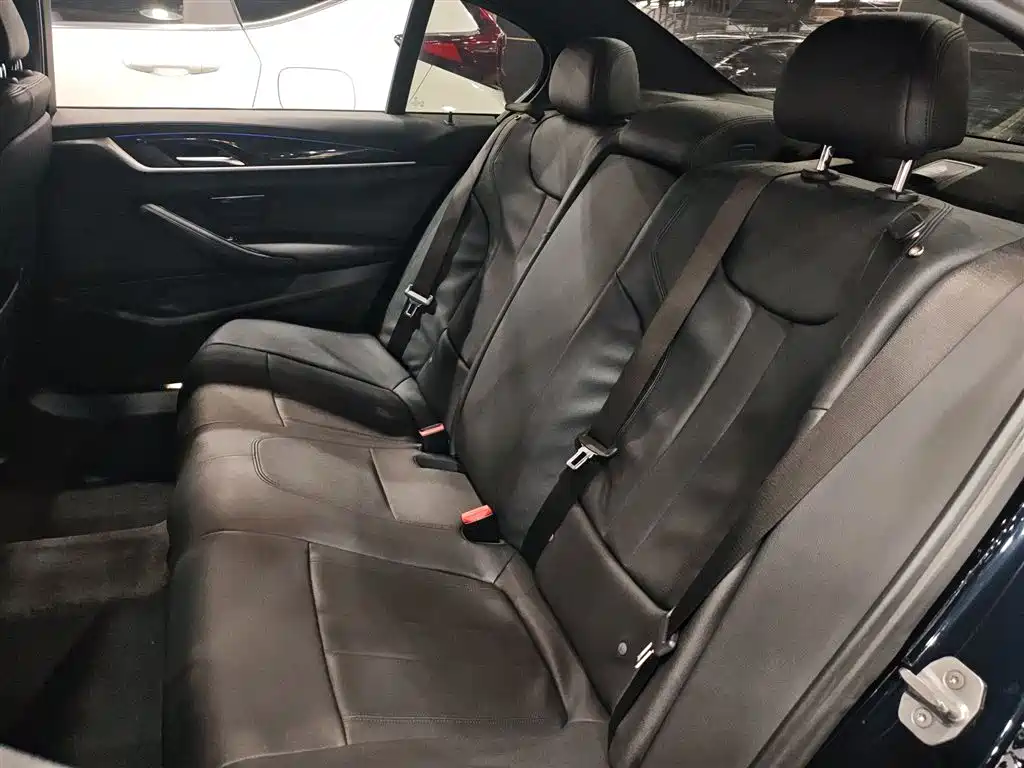 BMW 5 Series 2018 — фото 11