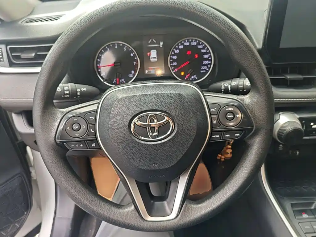 Toyota RAV4 2023 — фото 11