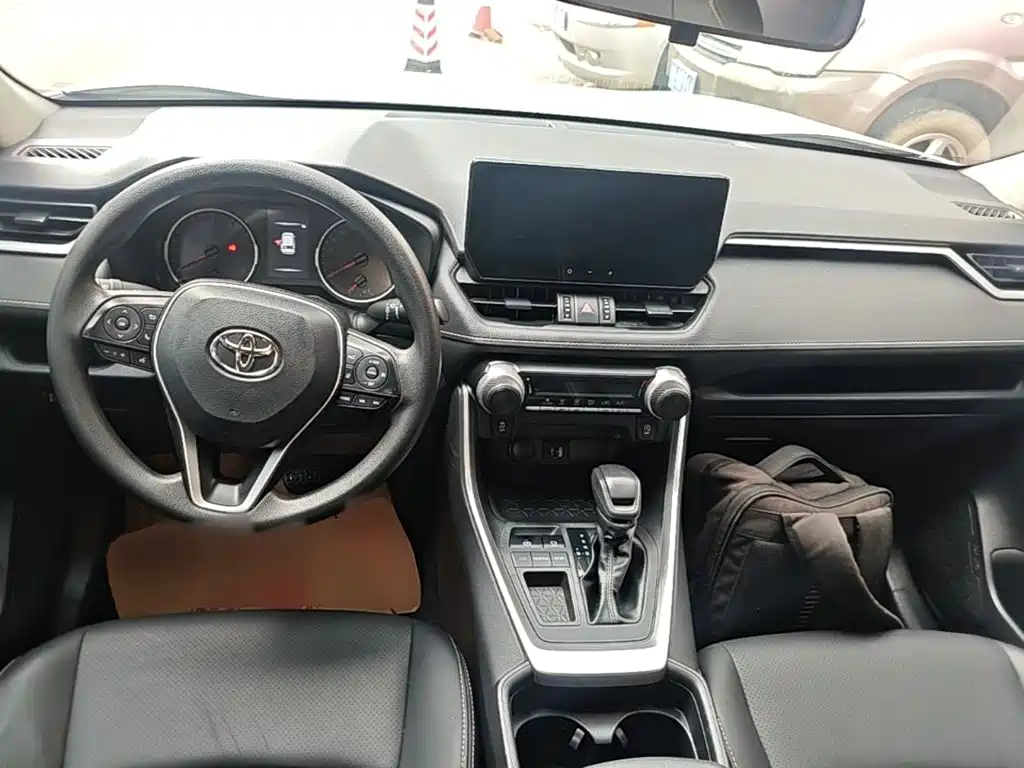 Toyota RAV4 2023 — фото 10